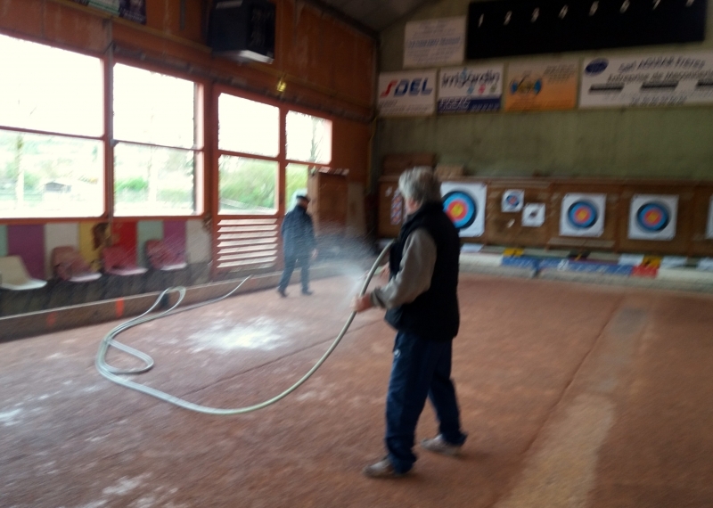 Philippe arrose les terrains